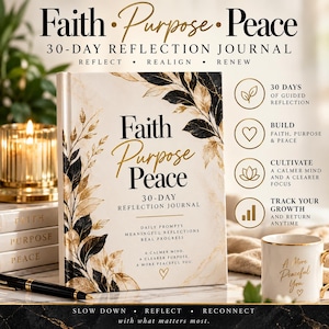 Może przedstawiać: 30-dniowy dziennik refleksji zatytułowany Faith Purpose Peace z kremową okładką z czarnymi i złotymi ilustracjami liści. Okładka zawiera tekst o codziennych przemyśleniach. W pobliżu znajduje się pasujący kubek i długopis.