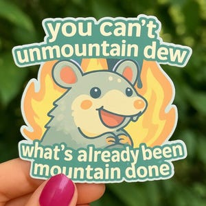 Niedliche "You Can't Unmountain Dew" Tier Zitat Aufkleber - Lustig, Kawaii Stil, Laptop Dekor, Geschenk für Freunde, Büroartikel, Naturliebhaber