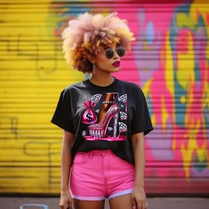 Maglietta grafica con tacco alto e borsa porta soldi rosa glamour, maglietta Bling Diva / maglietta Fashionista / maglietta Drip Style da donna / maglietta Urban Street Wear