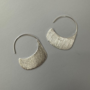 Gebürstete S925 Silber Creolen | Moderne strukturierte Creolen | Kräftige Minimalist Statement Ohrringe für Frauen | Silber Creolen | Geschenkfertig