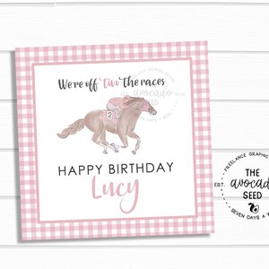 Może przedstawiać: Różowa i biała karta w kratkę z akwarelową ilustracją konia i dżokeja. Tekst brzmi "We're off to the races" i "Happy Birthday Lucy".