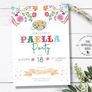 Puede incluir: Una invitación colorida a una fiesta de paella. La invitación presenta una ilustración dibujada a mano de una sartén de paella con flores y estrellas coloridas. El texto dice "Join us for a Paella Party" con la fecha y la hora del evento. La invitación está organizada por "The Jacobsens" e incluye una dirección de correo electrónico para RSVP.