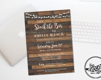 Può includere: Invito su sfondo in legno rustico con testo bianco che recita "Let's Stock the Bar for Emilia & Jack" con dettagli per una festa il 15 giugno dalle 17:00 alle 20:00. L'invito include l'indirizzo e le informazioni RSVP.