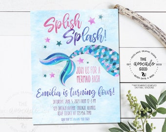 Può includere: Una coda di sirena blu e viola con squame rosa e verdi, circondata da stelle, su uno sfondo blu chiaro. Il testo "Splish Splash!" è in rosa e viola. Il testo "Join us for a Mermaid Bash" è in nero. Il testo "Emilia is turning four!" è in nero. Il testo "Saturday, June 5, 2021 from 12-3 PM" è in nero. Il testo "123 Chicago Avenue, Chicago, Illinois" è in nero. Il testo "RSVP to Kate at 123.456.7890" è in nero. Il testo "Wear your suit and bring your towel!" è in nero.