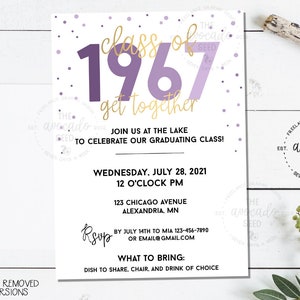 Könnte beinhalten: Eine violette und goldene Einladung zu einem Klassentreffen der Klasse von 1967. Die Einladung hat einen weißen Hintergrund mit violettem Konfetti und dem Text "Klasse von 1967, Wiedersehen". Die Einladung enthält das Datum, die Uhrzeit und den Ort der Veranstaltung sowie eine Bitte um RSVP bis zum 14. Juli. Die Einladung enthält auch eine Liste der Dinge, die mitgebracht werden sollen, darunter ein Gericht zum Teilen, ein Stuhl und ein Getränk Ihrer Wahl.