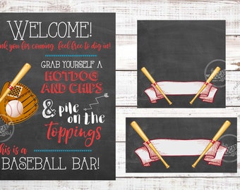Puede incluir: Un letrero de pizarra con temática de béisbol. El letrero dice "¡Bienvenido! Gracias por venir. Siéntase libre de servirse. Tome un hot dog y papas fritas & agregue los ingredientes. ¡Este es un bar de béisbol!"