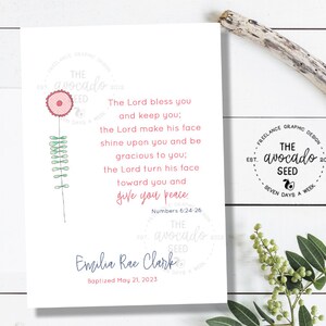 Könnte beinhalten: Eine rosa und grüne Blumenillustration mit einem Zitat aus Numeri 6,24-26: "Der Herr segne dich und behüte dich; der Herr lasse sein Angesicht über dir leuchten und sei dir gnädig; der Herr hebe sein Angesicht über dich und gebe dir Frieden." Der Text enthält auch den Namen "Emilia Rae Clark" und das Datum "Getauft am 21. Mai 2023".