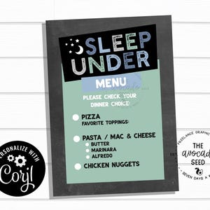 Puede incluir: Un menú de pijamada en un fondo de pizarra, con las palabras "SLEEP UNDER MENU" en una fuente caprichosa. El menú enumera las opciones de cena: pizza, pasta/mac & cheese y nuggets de pollo. El diseño incluye gráficos de estrellas y luna.