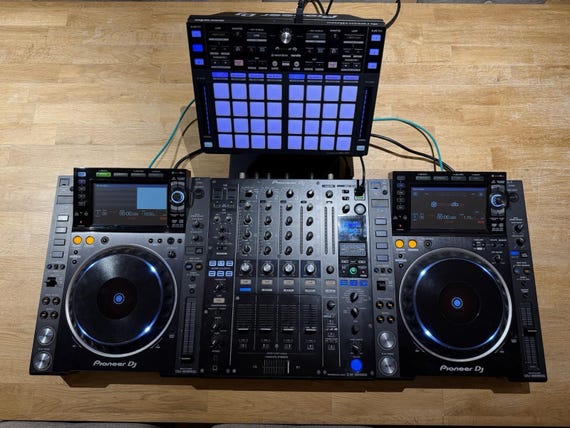Pioneer DJM-900NXS2 Mixer + 2x CDJ-2000NXS2 + DDJ Controller & Stand