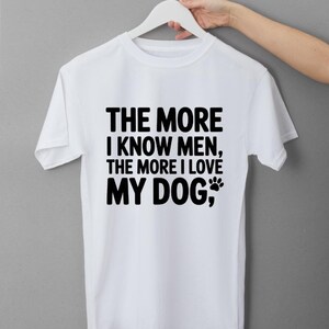 Hunde T-Shirt: &quot;The More I Love My Dog&quot; - Unisex T-Shirt für Hundeliebhaber.&quot;