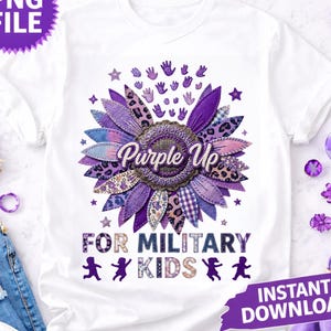 Może przedstawiać: Biała koszulka z fioletowym wzorem słonecznika z napisem "Purple Up" i "For Military Kids". Słonecznik ma różne fioletowe wzory. Koszulka ma również napis "Instant Download" na fioletowym banerze.
