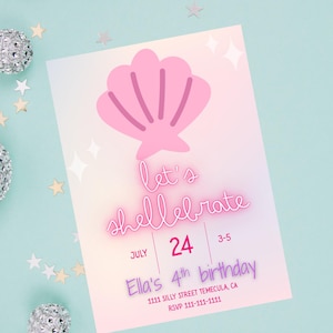 Può includere: Un invito di compleanno rosa con una grafica a conchiglia e la scritta "let's shellebrate". L'invito include la data, 24 luglio, e il testo "Ella's 4th birthday". Lo sfondo è rosa chiaro e blu con coriandoli a forma di stella.