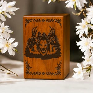 Urna de madera para cenizas de cazador de ciervos – Urna de cremación con caja conmemorativa forestal grabada – Recuerdo funerario rústico de cazador – Urna natural personalizada