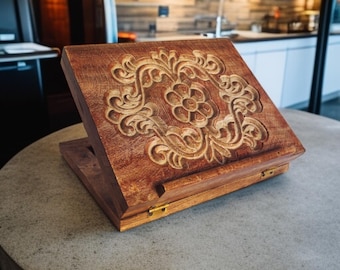 Atril de libros de madera con flores talladas a mano: soporte rústico para recetas
