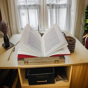 Handgjort blommigt snidat träbokställ: Rustikt receptställ bild 7