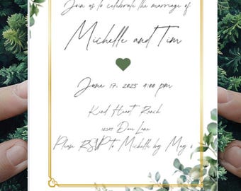 Puede incluir: Una invitación de boda con borde dorado y detalles de eucalipto. La invitación incluye los nombres "Michelle y Tim", la fecha 17 de junio de 2025 e información de RSVP. El fondo es un bosque de árboles verdes.