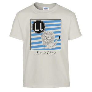 L es para León (Camiseta ABC) Camiseta clásica de cuello redondo para niños | Gildan® 5000B