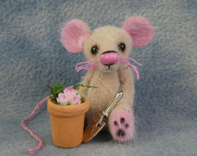 2" Teeny Tiny Micro Miniature Artist Gardening Mouse * Bramber Bears * Zinnia