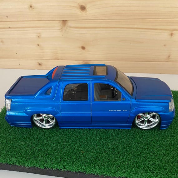 Jada Dub City 1:24 Diecast 2002 Cadillac Escalade EXT Blue Custom