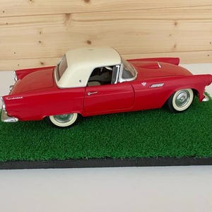 1955 Ford Thunderbird 1:18 Diecast Road Legends Red T-bird White