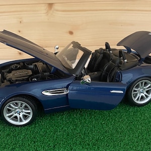 Maisto BMW Z8 Roadster Blue 1:18 Scale Diecast Convertible Model Car - Collector Gift - Classic BMW Sports Car Replica - Display Man Cave