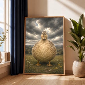 Peut inclure: Une impression d'art encadrée représentant un canard brun au corps rond, centré, debout dans un champ herbeux parsemé de petites fleurs sauvages blanches et jaunes. L'arrière-plan montre des collines verdoyantes sous un ciel gris orageux.