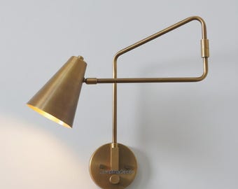 Aplique de parede articulado em latão feito à mão: luminária de banheiro moderna de meados do século XX