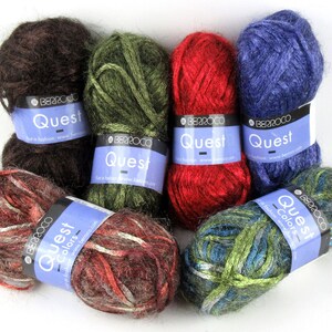Peut inclure: Assortiment de six pelotes de laine de différentes couleurs, dont le brun, le vert, le rouge, le bleu et le multicolore. Chaque pelote porte une étiquette indiquant "Berroco Quest - Colors - For a fabulous knit, www.berroco.com".