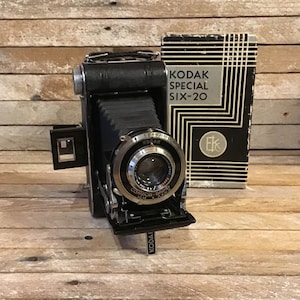 Kodak Special six-20 fold out camera, f 4.5 100mm Anastigmat multi layer lens, Compur-Rapid adjust, bellows style, fold up view finder deco.