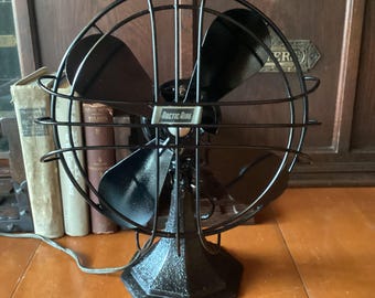 Arctic Aire "Gramophone" horn style base single speed oscillating desk fan, open cage design. Lubricated cleaned and ready for a new life.