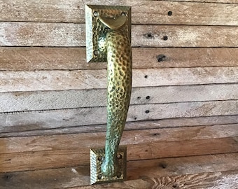 Hammered brass thumb latch door handle. Solid cast brass door handle. Vintage door hardware for restoration, classic styling, durable, heavy