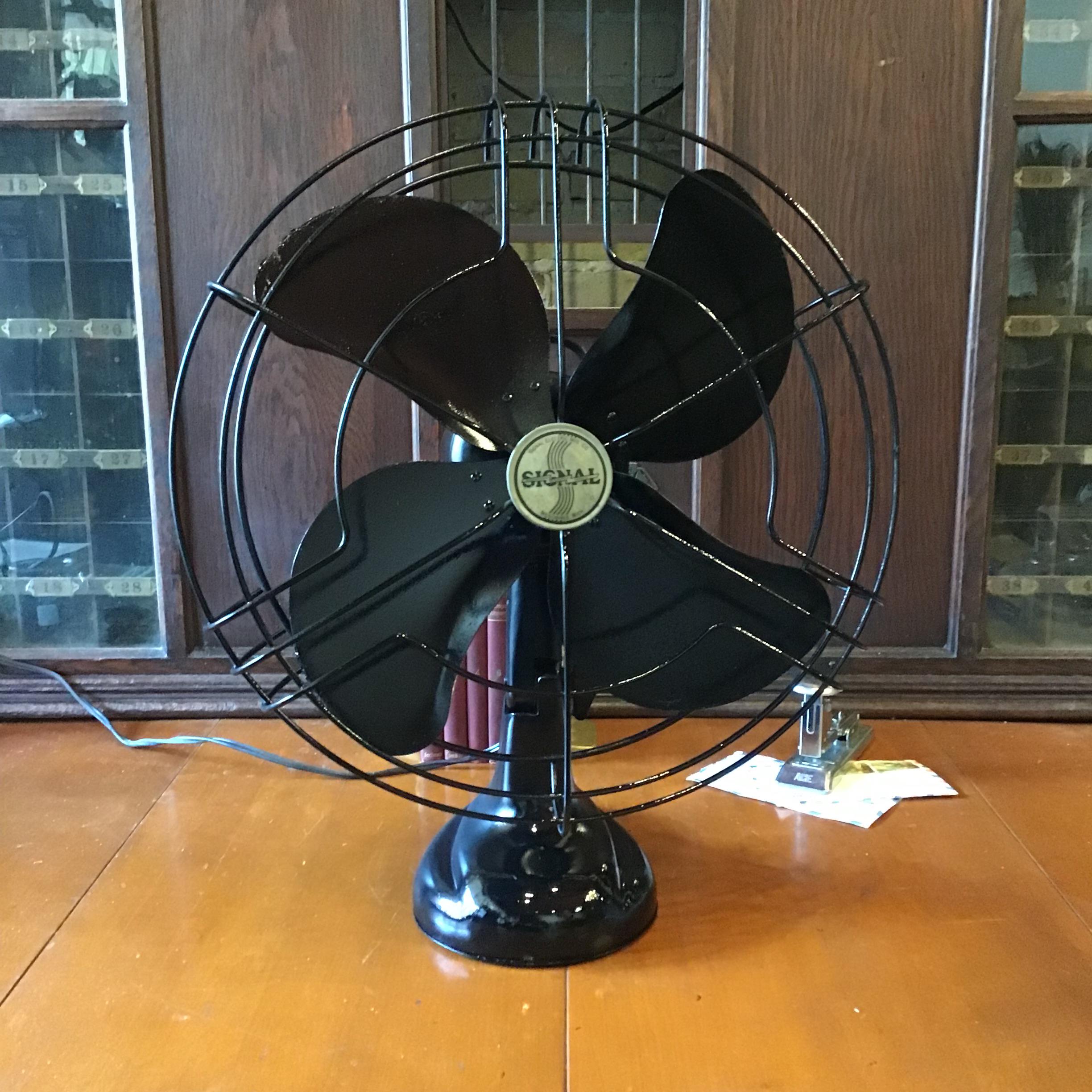 アンティーククラシック3 Vintage Signal Oscillating Fan: 16-inch, 3-speed, Open Cage Design