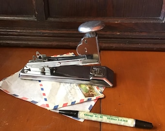 Vintage Ace # 102 stapler made in Chicago USA all metal body classic design an office ‘staple’. All metal chrome body.