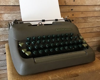 Vintage Smith Corona manual typewriter with case in good working condition all metal body, type in black or red