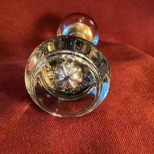 Vintage mercury glass door knob set in snowflake design, round glass doorknob set. Round with polished brass bases, set screws and spindle.