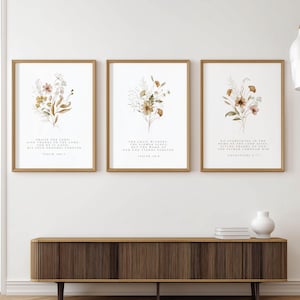 Set van 3 christelijke kunst aan de muur met bloemen | Bijbelvers afdrukken | Jesaja 40:8 | Op geloof geïnspireerde woondecoratie | Religieus woondecoratie, geloofscadeau voor haar