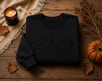 Halloween-Sweatshirt im College-Stil | Ton-in-Ton bestickter Rundhalsausschnitt | Schwarzes Halloween-Sweatshirt | Gemütlicher Herbstpullover