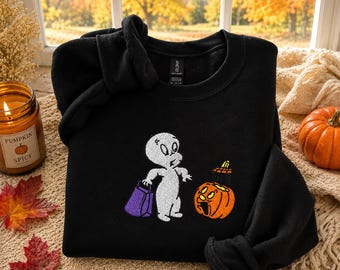 Sweatshirt mit Geisterstickerei: Gruselige Halloween-Saison – Gildan Soft Comfort