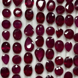 Naturliga rubiner i glasfält, lösstenar i blandade former för smyckestillverkning 6 x 4 mm-8 x 10 mm