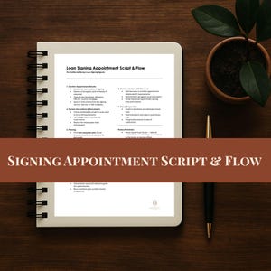 Pode incluir: Um caderno espiral com o título "Loan Signing Appointment Script & Flow" está sobre uma superfície de madeira. Uma caneta dourada e uma pequena planta em vaso estão ao lado do caderno. As páginas do caderno contêm texto detalhado.