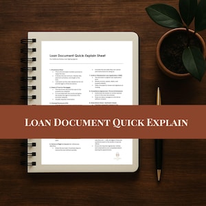 Pode incluir: Um caderno espiralado com um documento impresso intitulado "Loan Document Quick-Explain Sheet" é exibido em uma superfície de madeira. O documento inclui marcadores e uma barra de título com o texto "Loan Document Quick Explain". Uma caneta e uma planta em vaso também são visíveis.