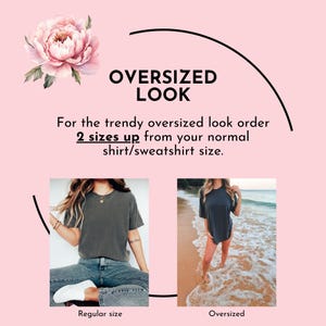 Puede incluir: Un fondo rosa con el texto "OVERSIZED LOOK". El texto aconseja pedir dos tallas m&aacute;s para un look oversize. Dos im&aacute;genes muestran una camiseta de talla normal y una camiseta oversize. Una flor rosa est&aacute; en la esquina superior izquierda.