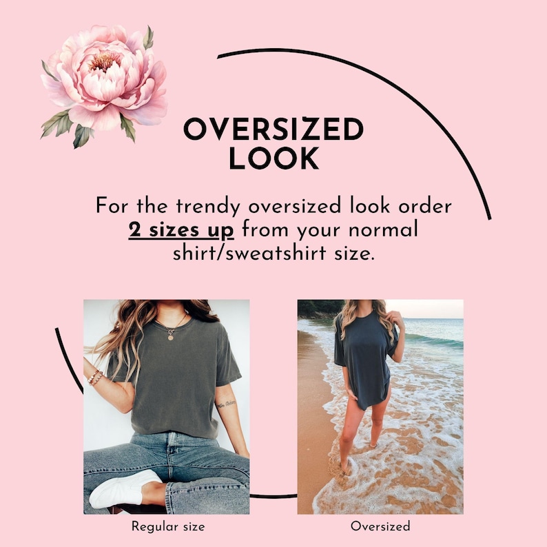 Puede incluir: Un fondo rosa con el texto "OVERSIZED LOOK". El texto aconseja pedir dos tallas m&aacute;s para un look oversize. Dos im&aacute;genes muestran una camiseta de talla normal y una camiseta oversize. Una flor rosa est&aacute; en la esquina superior izquierda.