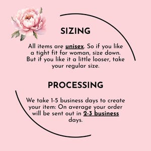 Puede incluir: Un fondo rosa con texto sobre tallas y tiempos de procesamiento. Los art&iacute;culos son unisex, con consejos sobre tallas. El procesamiento tarda de 1 a 5 d&iacute;as h&aacute;biles, y los pedidos suelen enviarse en 2-3 d&iacute;as. Un gr&aacute;fico floral est&aacute; en la esquina superior izquierda.