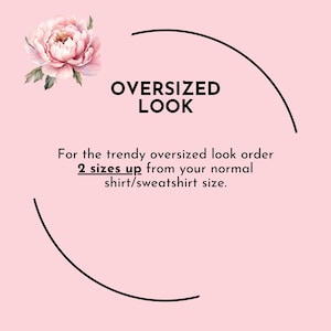 Może przedstawiać: R&oacute;żowe tło z czarnym napisem "OVERSIZED LOOK". Poniżej tekst: "Aby uzyskać modny wygląd oversize, zam&oacute;w 2 rozmiary większe niż Tw&oacute;j normalny rozmiar koszuli/bluzy". R&oacute;żowy kwiat w lewym g&oacute;rnym rogu.