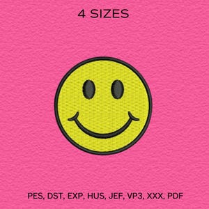 Puede incluir: Un emoji sonriente amarillo con contorno y ojos negros, y una boca curvada, bordado sobre un fondo rosa. El texto "4 SIZES" está encima del emoji. Debajo, las letras "PES, DST, EXP, HUS, JEF, VP3, XXX, PDF".