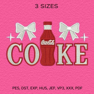 Può includere: Design ricamato su sfondo rosa con la scritta "COKE" in bianco con bordi rossi, una bottiglia di Coca-Cola rossa, fiocchi bianchi e il testo "3 SIZES".