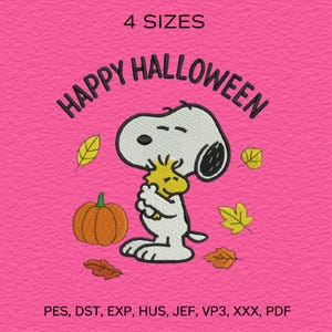 Può includere: Uno sfondo rosa con il testo "4 TAGLIE" in alto. Le parole "HAPPY HALLOWEEN" sono arcuate nella parte superiore. Snoopy e Woodstock si abbracciano. Sono presenti anche una zucca e delle foglie. La parte inferiore dell'immagine presenta il testo "PES, DST, EXP, HUS, JEF, VP3, XXX, PDF".