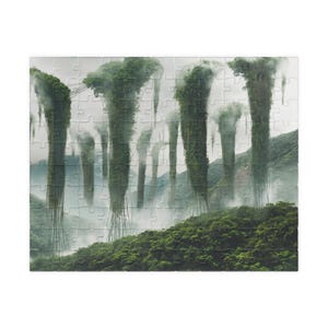 Puede incluir: Rompecabezas completo que presenta un paisaje surrealista. La imagen muestra estructuras altas, parecidas a árboles, con enredaderas colgantes, que emergen de un bosque verde y brumoso. El rompecabezas tiene un fondo de cielo nublado.