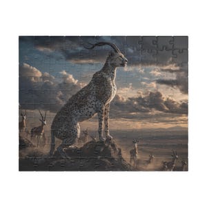 Op de afbeelding: Een legpuzzel met een katachtig wezen met hoorns, zittend op een rots. Het dier heeft een gevlekte vacht en staat tegen een bewolkte lucht. Andere dieren zijn zichtbaar op de achtergrond, wat een wildtafereel creëert.